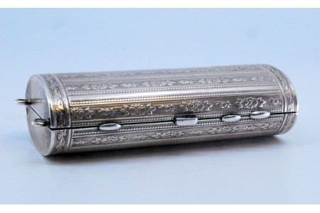 Caixa de Toilette em prata guilhochada com espelho e três divisões.